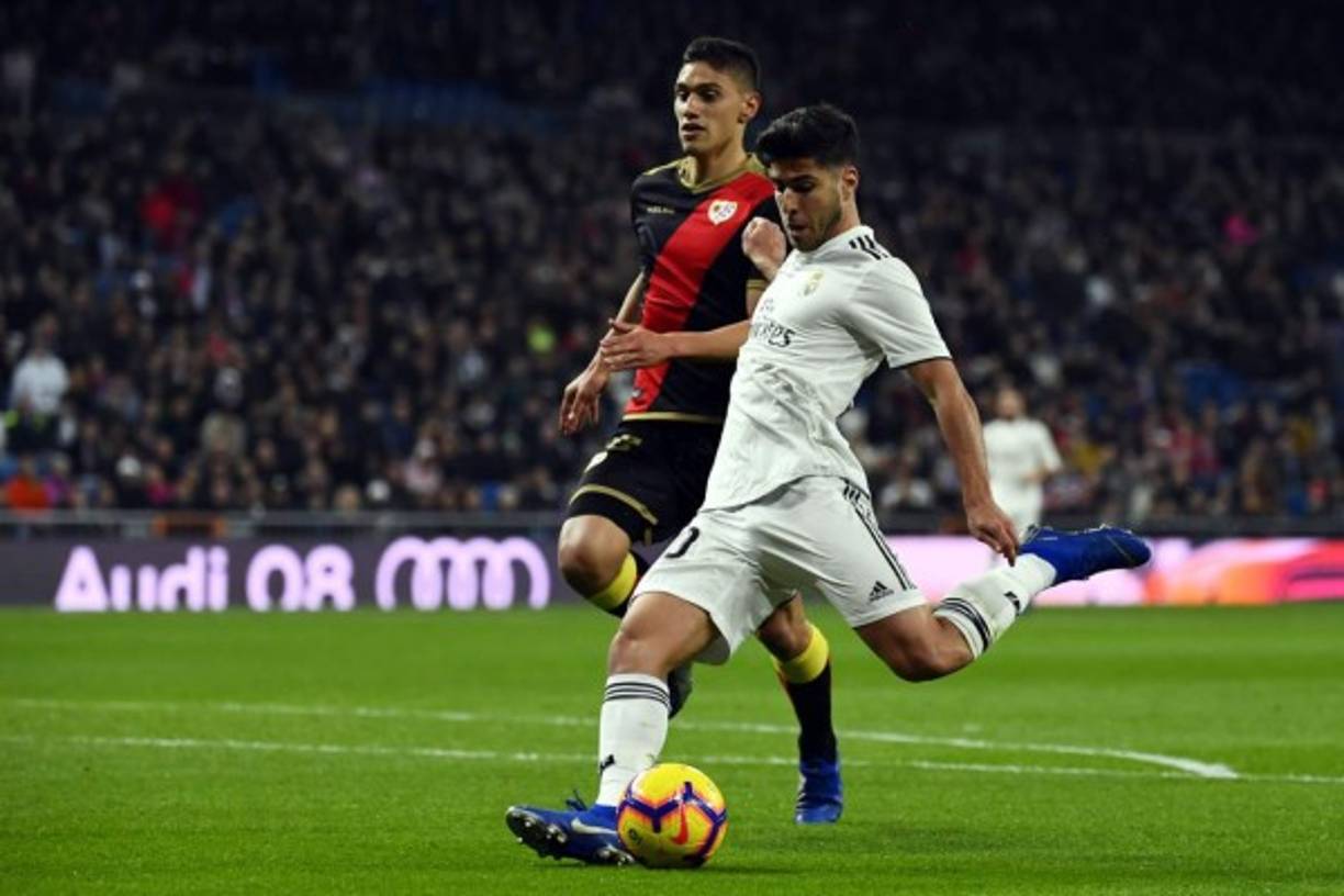 Marco Asensio tuvo una ocasión de marcar con este zurdazo, pero tapó el portero del Rayo Vallecano.