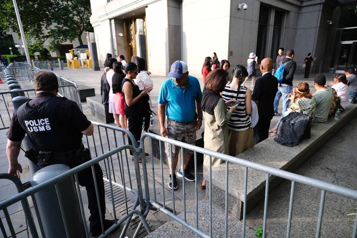 <b>Multitud en la Corte</b>: Un grupo de hondureños se congrega desde temprano en la Corte del Distrito Sur de Nueva York, esperando la sentencia del expresidente Juan Orlando Hernández.
