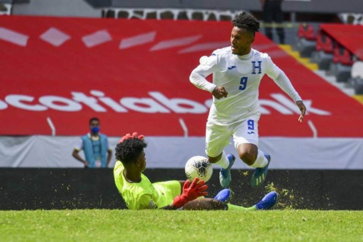 El delantero hondureño Juan Carlos Obregón intentando pasar del portero haitiano Alan Jerome en una acción del segundo tiempo.