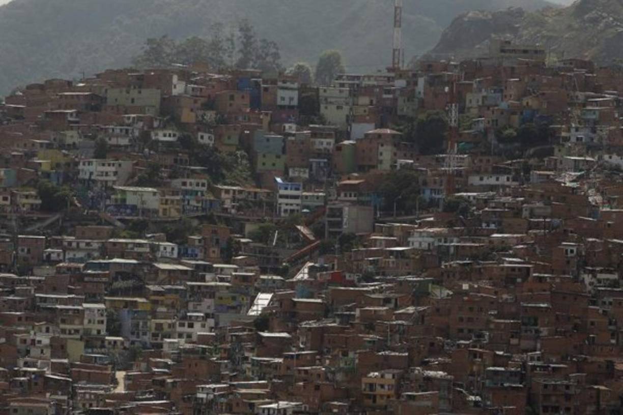 'Tocamos fondo, pero supimos que debíamos salir adelante. Hoy somos reconocidos por nuestra transformación, gracias a administraciones que han mantenido procesos y dado continuidad a lo bueno', expresó a Efe el secretario privado de la Alcaldía de Medellín, Manuel Villa.<br/><br/>El funcionario, responsable del proceso de demolición del edificio Mónaco, símbolo del narcoterrorismo de Escobar que desaparecerá en febrero de 2019, explicó que Medellín consiguió parte de su reinvención gracias a unas 'particularidades' que han mantenido a los 'paisas', como se conoce a los nacidos en esa parte de Colombia, unidos como sociedad.