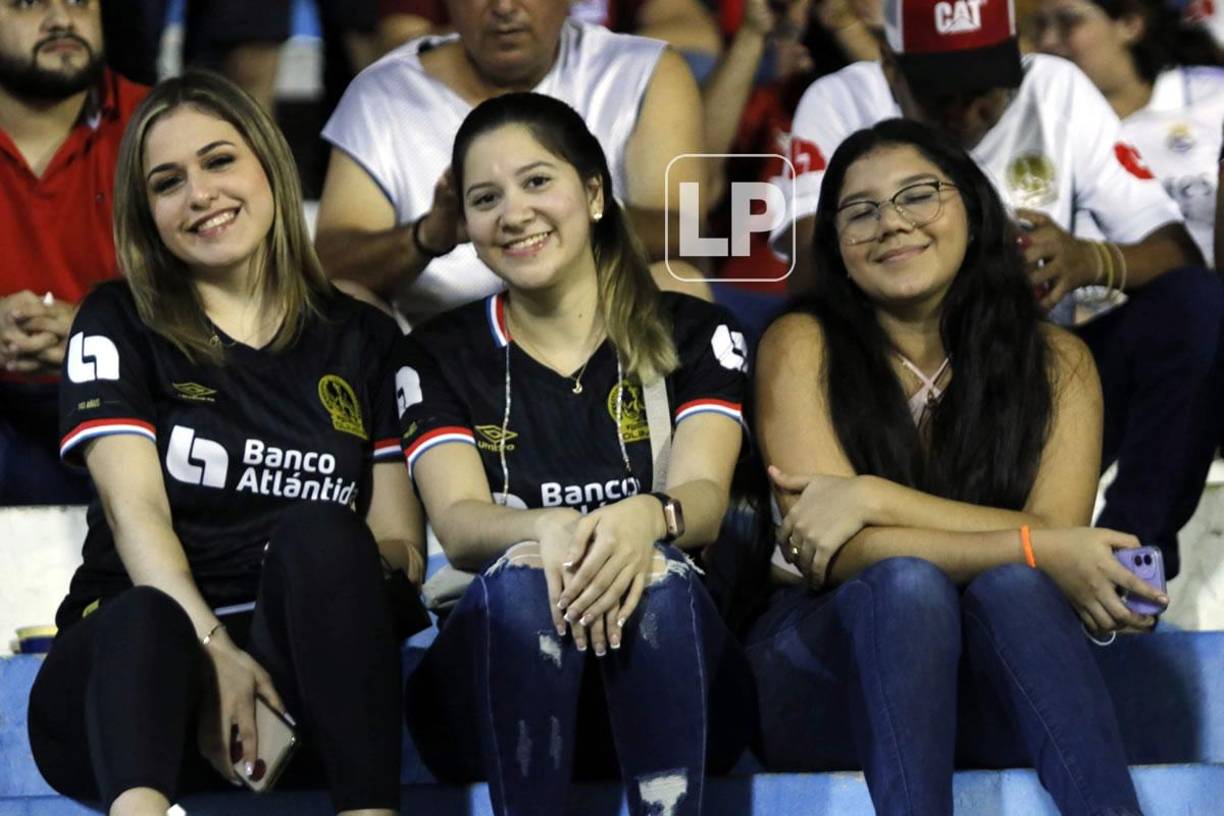 Bellas chicas olimpistas asistieron al estadio Morazán para apoyar a su equipo.