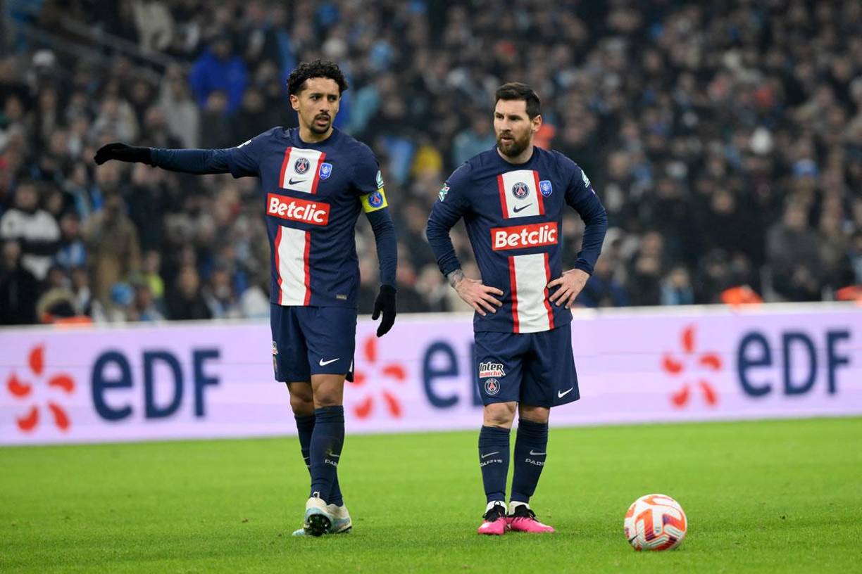 Lionel Messi agarró el balón para cobrar un tiro libre, pero no pudo marcar.