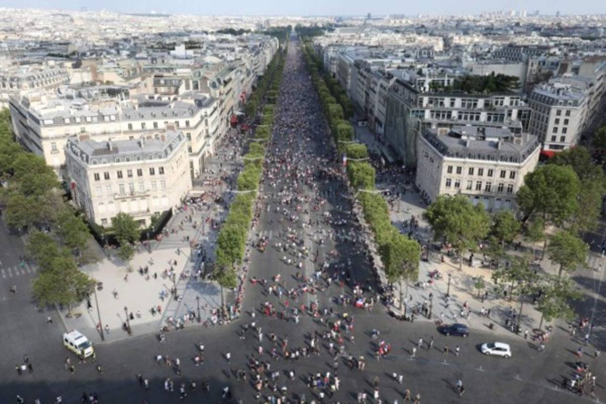 Esta fotografía desde la cima del Arco del Triunfo muestra que desde temprana horas los parisinos se movilizaron a este sector para disfrutar de la final del Mundial.