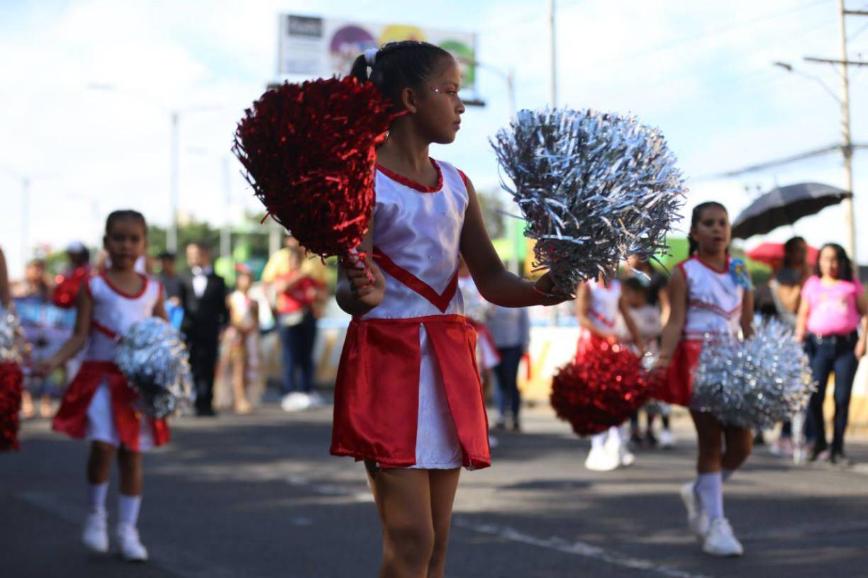 Niñas pomponeras hacen sus dinámicas 
