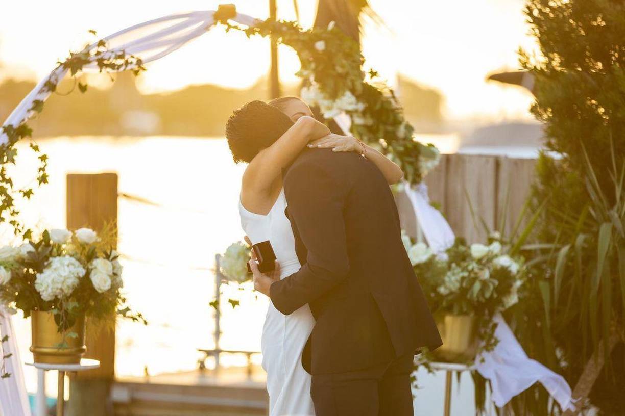La pedida de mano fue en un muelle decorado con flores blancas en Miami y amigos y familiares de la pareja fueron testigos del momento. “Estoy feliz de todo lo que está pasando en mi vida. Dios es generoso, Dios es maravilloso. La respuesta a tantas oraciones las estoy viviendo, sintiendo ahora en este preciso momento”, dijo Maity en el programa Despierta América (Univision). “Este es un momento que he soñado, he rezado, lo he pedido desde el fondo de mi corazón”.