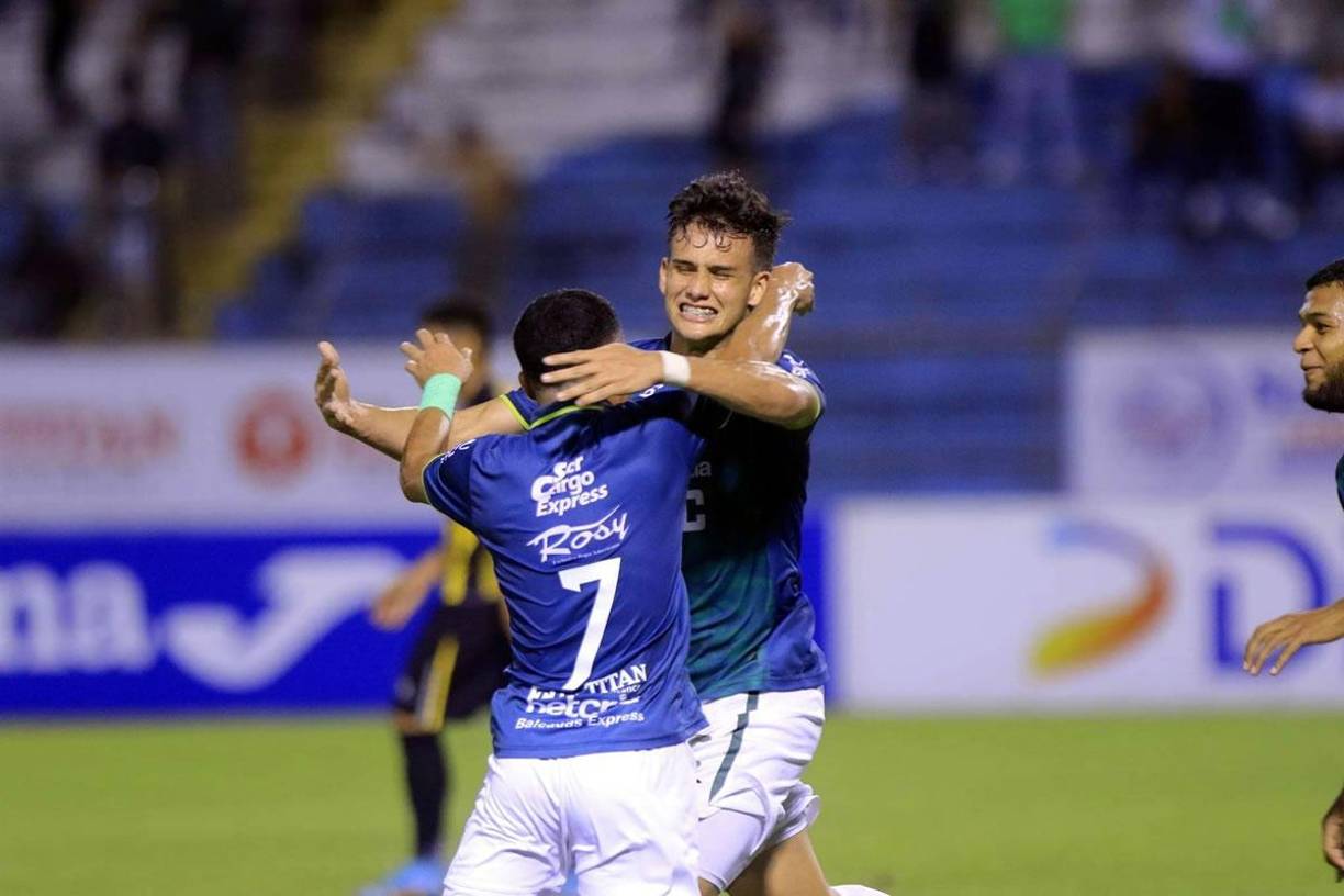 André Orellana se abraza con Isaac Castillo celebrando el gol del empate de Marathón.