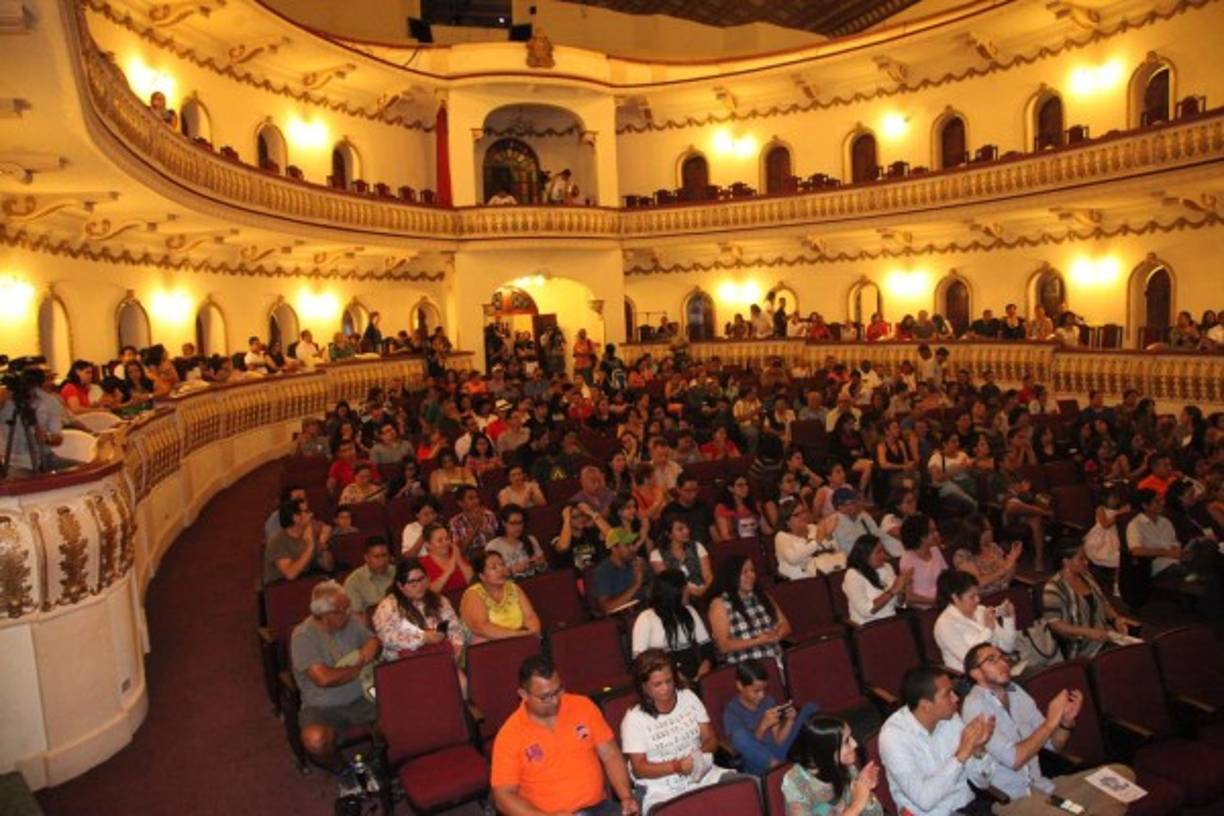 El teatro nacional se colmó de amantes de la cultura tradicional.