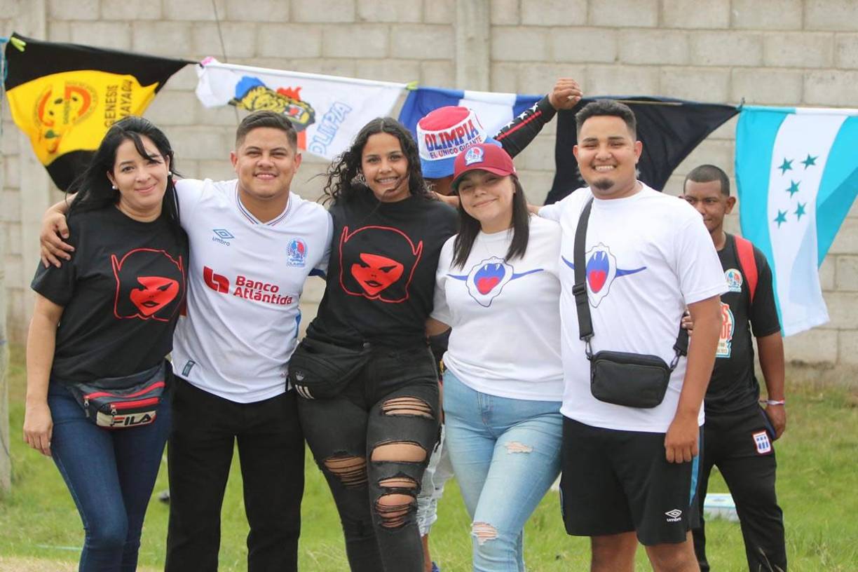 Los aficionados del Olimpia asistieron al estadio Carlos Miranda para ver el debut de su equipo.