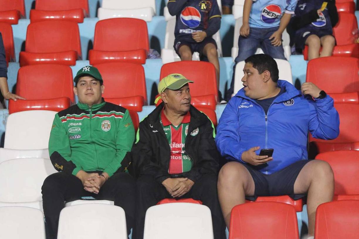 Hinchas del Marathón también se hicieron presentes en el estadio Nacional Chelato Uclés.