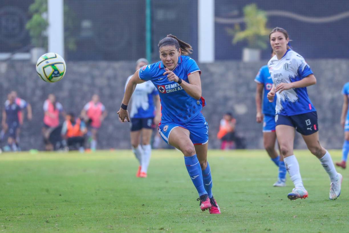 Norma Palafox, actual jugadora de Cruz Azul, no sólo tiene talento en la cancha sino también fuera de ellas.