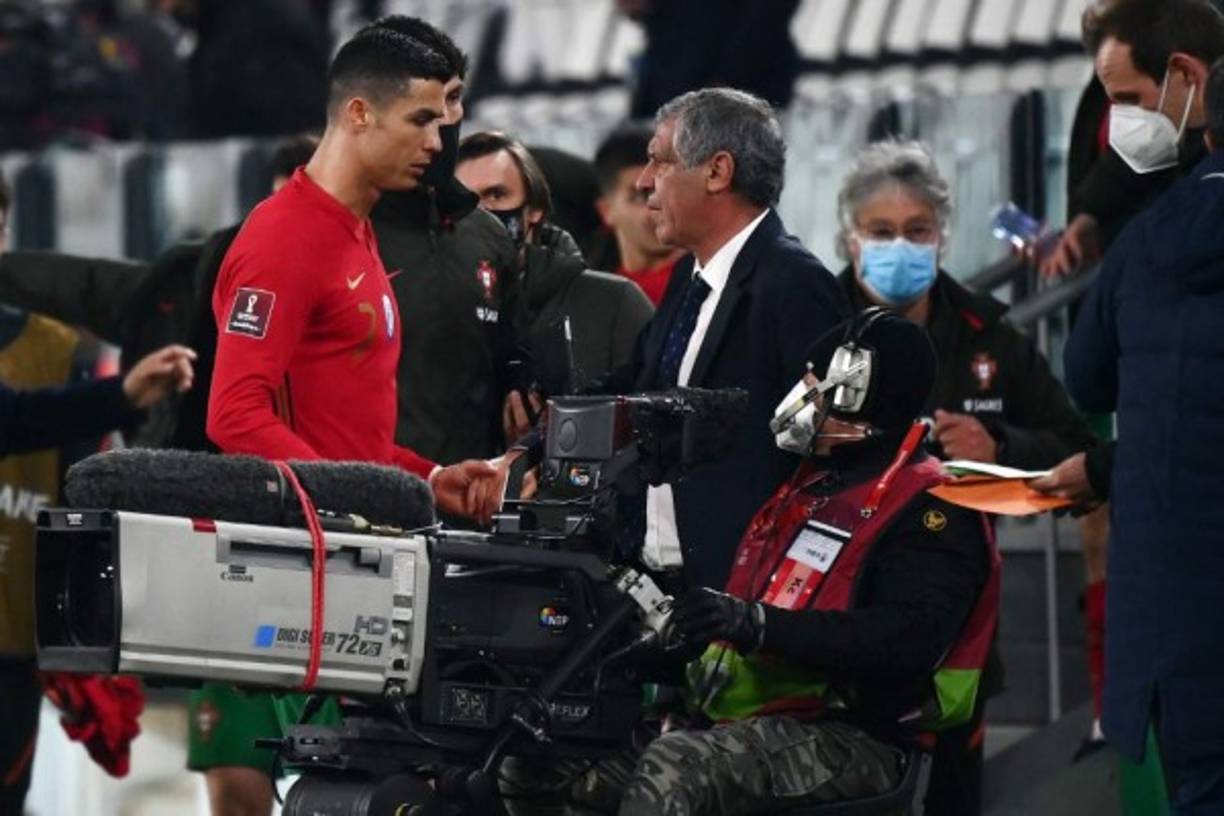 Fernando Santos, entrenador de la selección de Portugal, intentó calmar a Cristiano Ronaldo que se marchaba molesto por no marcar. Foto AFP.