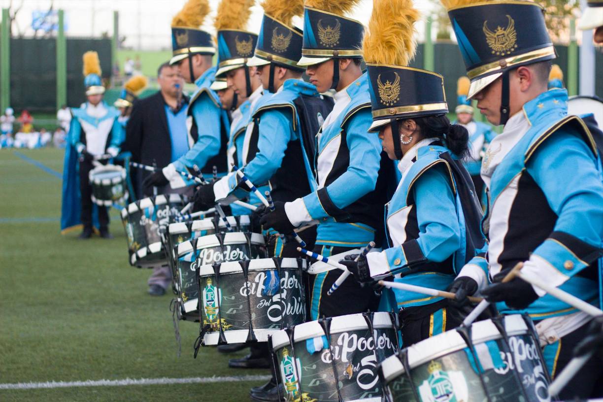 Entre aplausos, gritos de emoción y nostalgia, fueron recibidos el domingo los integrantes de la banda de guerra del instituto José Trinidad Reyes y la Corporación Folklórica Usula en Barcelona, España.