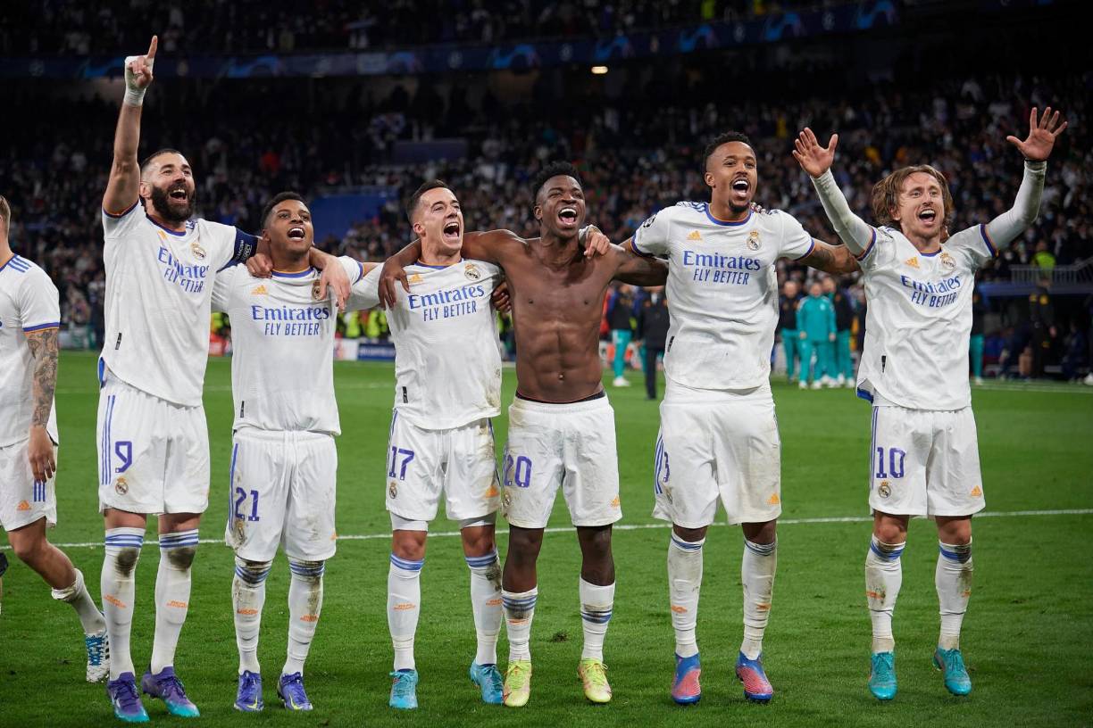 Los jugadores del Real Madrid celebraron con la afición que se quedó en el Bernabéu tras el partido.