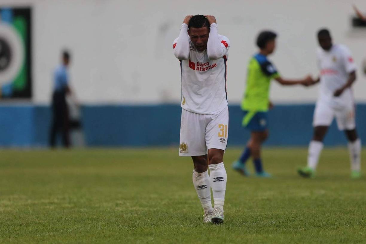 El enojo monumental de Carlos Sánchez tras el final del partido. Dejaron escapar el triunfo en el último minuto.