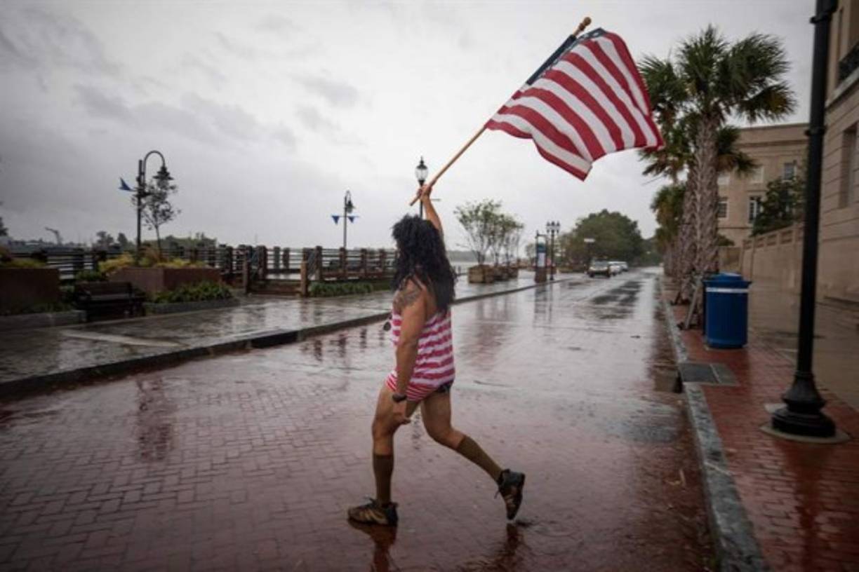 Resumen: A pesar de las advertencias y órdenes de evacuación de la zona costera en Las Carolinas, en el sureste de EEUU, miles de residentes descartaron dejar sus viviendas y apostaron por el “modo supervivencia” para afrontar la llegada del “monstruoso” huracán Florence en las próximas horas.<br/><br/>Jeff Egyp, con la bandera de EEUU y vestimenta patriota, marcha junto al Río Cape Fear antes de la llegada del huracán Florence en Wilmington, Carolina del Norte. EFE