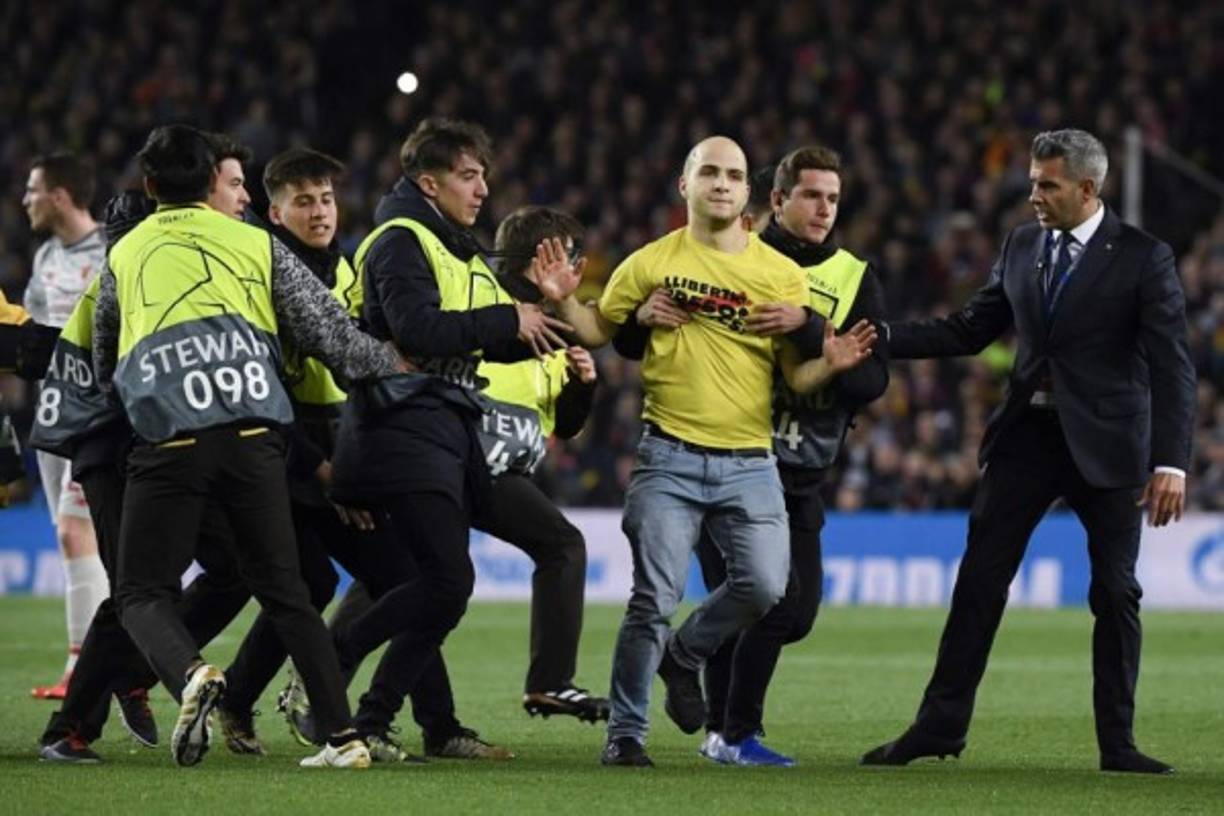 Un aficionado ingresó al césped del camp Nou en pleno partido entre Barcelona vs Liverpool.