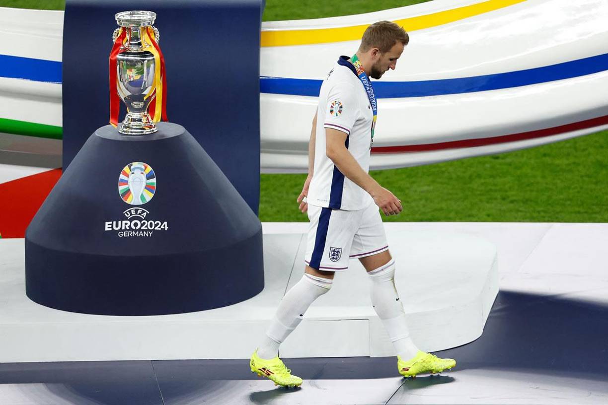 Harry Kane, triste y cabizbajo pasando por un lado del trofeo de la Eurocopa 2024.