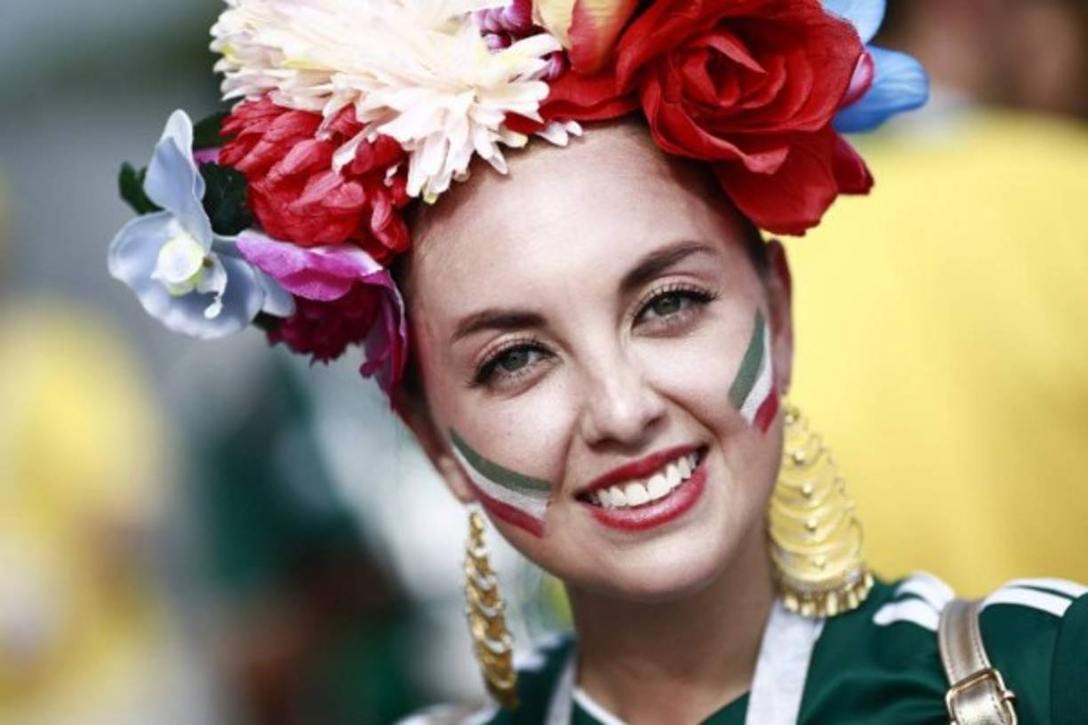 Mexicana bien identificada con su equipo en el Samara Stadium. Foto AFP
