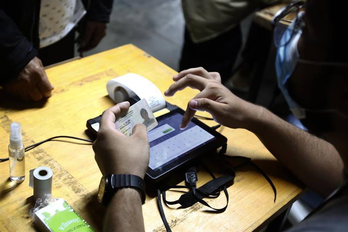 Ante el inminente giro, crecen las dudas y los miedos. Sectores poderosos y de las Fuerzas Armadas resisten a Petro por su pasado y sus proyectos de reformas que, temen, afecten a la propiedad privada y conduzcan al país hacia un socialismo fallido.