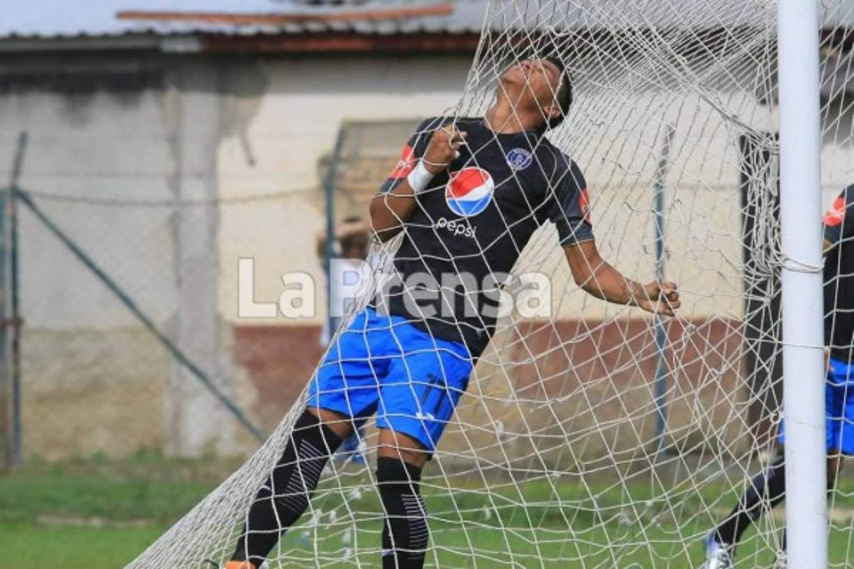 El defensa Denil Maldonado se comió un gol en los primeros minutos del partido, quedó solo de cara a la portería y falló disparando afuera.