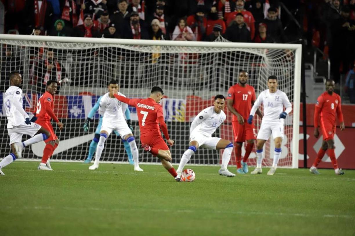 Stephen Eustáquio se perfila para sacar un disparo a la portería de Honduras.