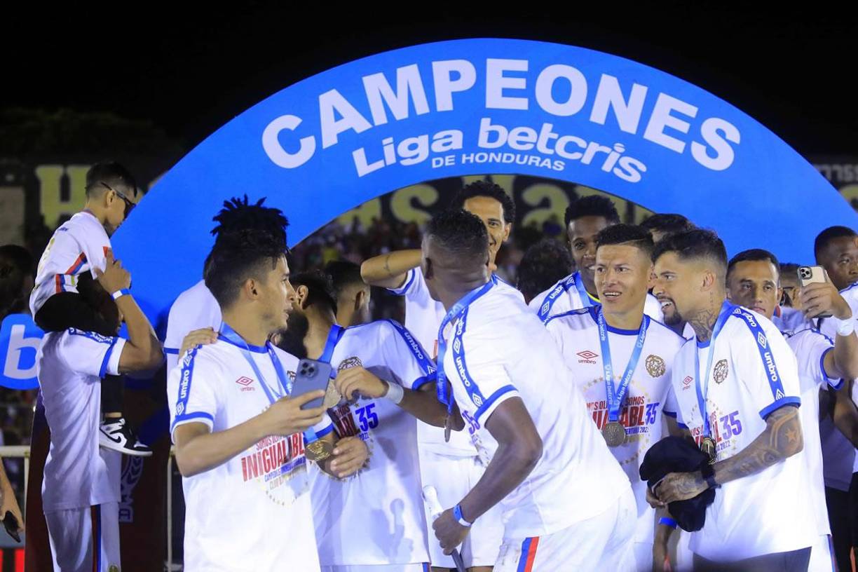 Brayan Beckeles sorprendió con el beso a Jorge Álvarez que traró de reaccionar rápido, pero ya era demasiado tarde.