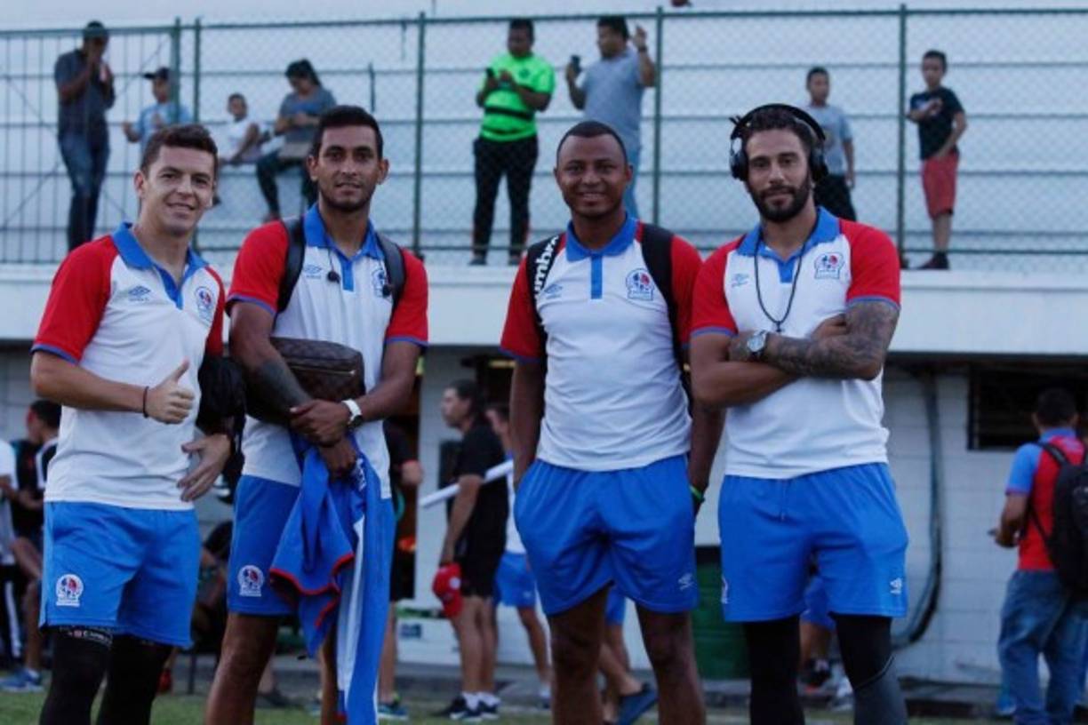 Los argentinos Matías Garrido, Cristian Maidana y Jonathan Ferrari junto al hondureño Carlos Ovidio Lanza a la llegada del Olimpia al estadio Excélsior.