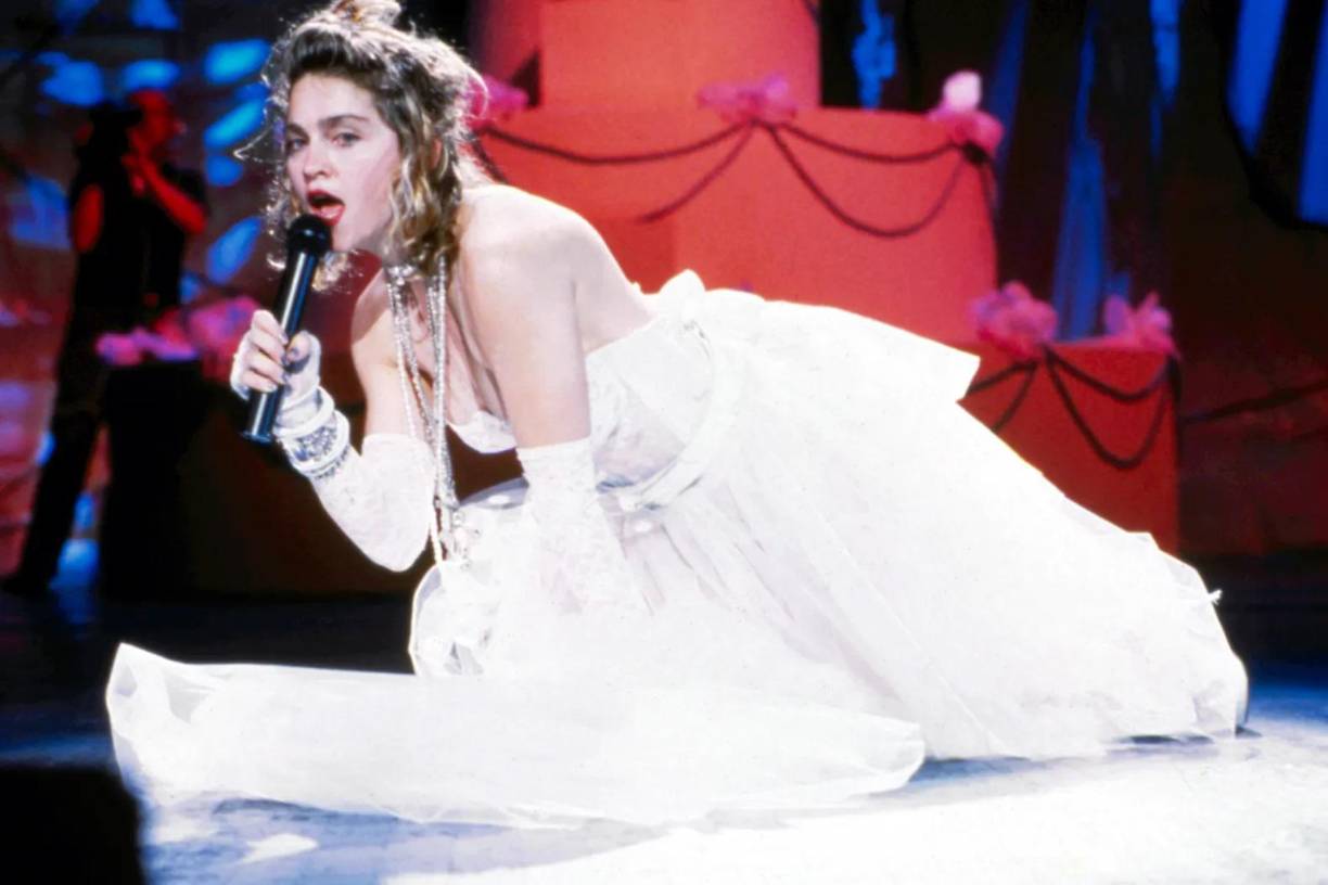 Seis años antes, en la gala de los premios MTV Video Music Awards de 1984, Madonna se había presentado con el traje de novia de ‘Like a Virgin’ e interpretó el tema con un cinturón que rezaba “hombre objeto” mientas simulaba darse placer con un crucifijo.