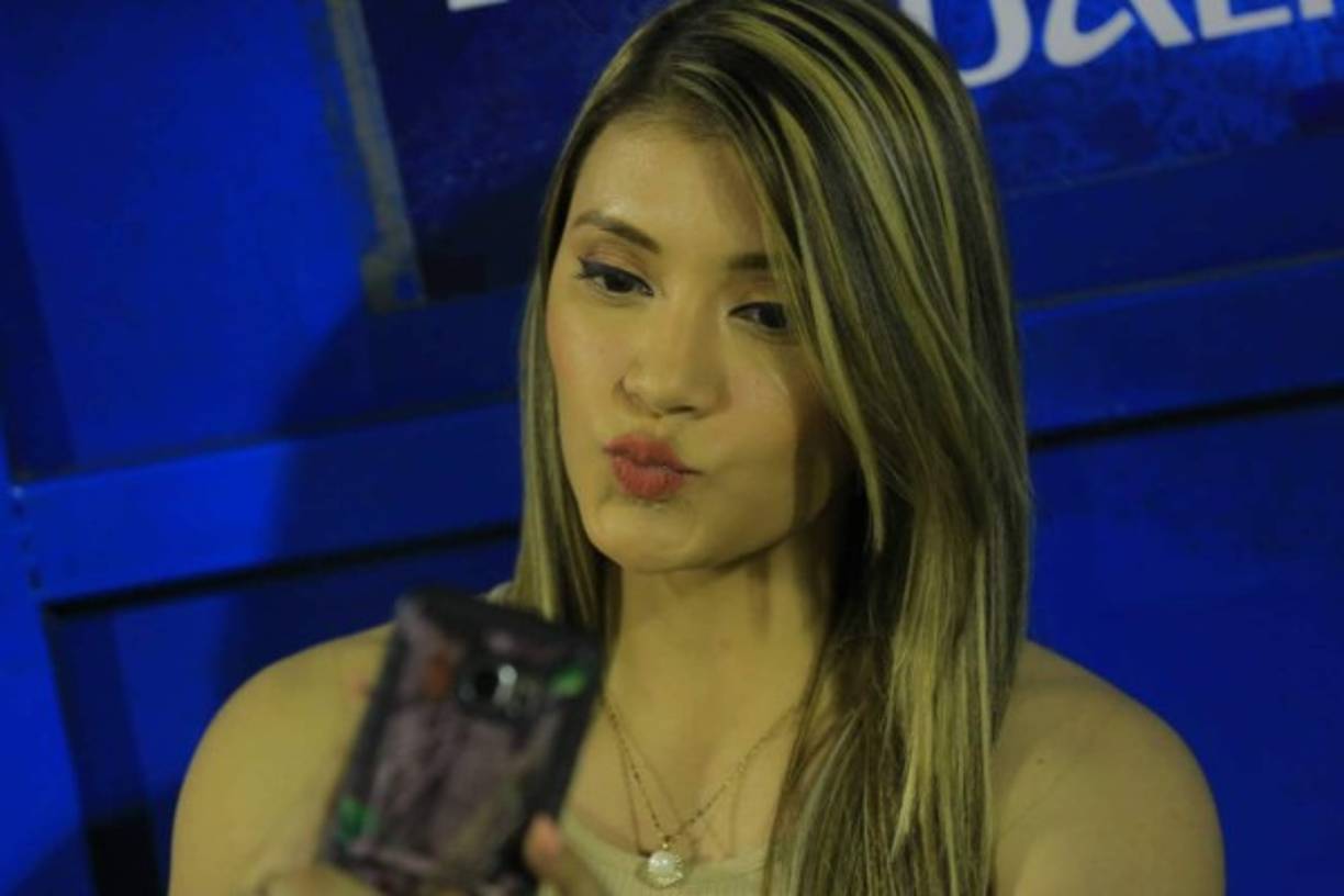 Selfie con beso incluido de esta bella aficionada en el Morazán.