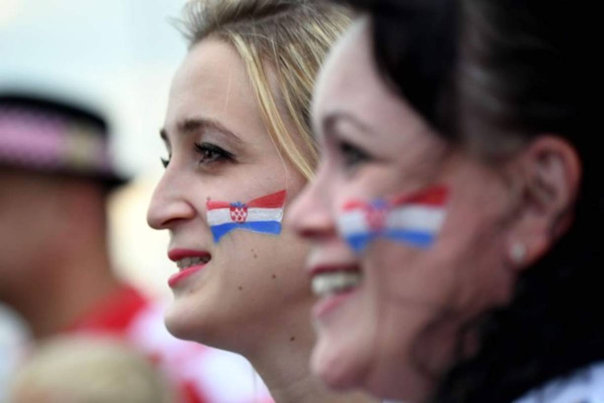 Las croatas animando a su selección ante Dinamarca.