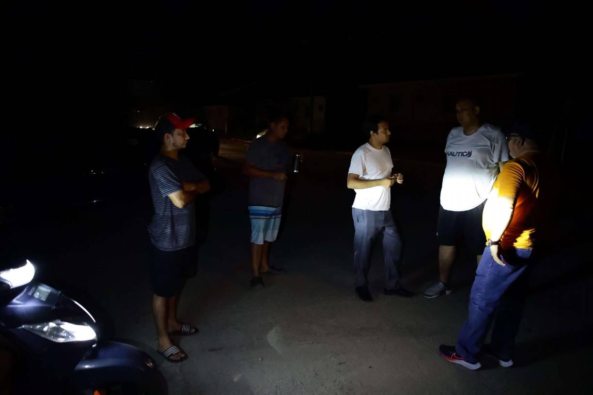 ”Hacemos lo que está a nuestro alcance, pero ya no podemos más, son alrededor de 12 a 14 colonias las afectadas. Acabamos de tener una reunión y supuestamente para este sábado se contempla descongestionar este circuito para que haya potencia”, manifiesta un tanto inconforme Osorto, quien al cierre de su entrevista nos invita a continuar recorriendo el sector y nos aclara que la zona es segura, que incluso nos pueden acompañar.