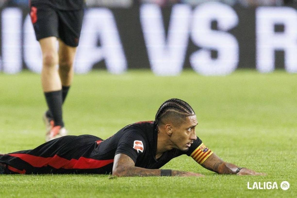 Raphinha, tendido en el suelo durante el partido contra el Celta de Vigo.