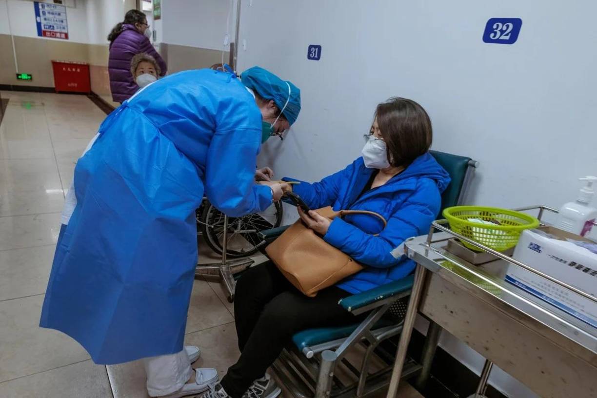 China inicia el 2025 enfrentando un brote del metapneumovirus humano (HMPV) en el norte del país, que causa alarma en redes sociales tras cumplirse cinco años del inicio de la pandemia de covid 19 en el gigante asiático.