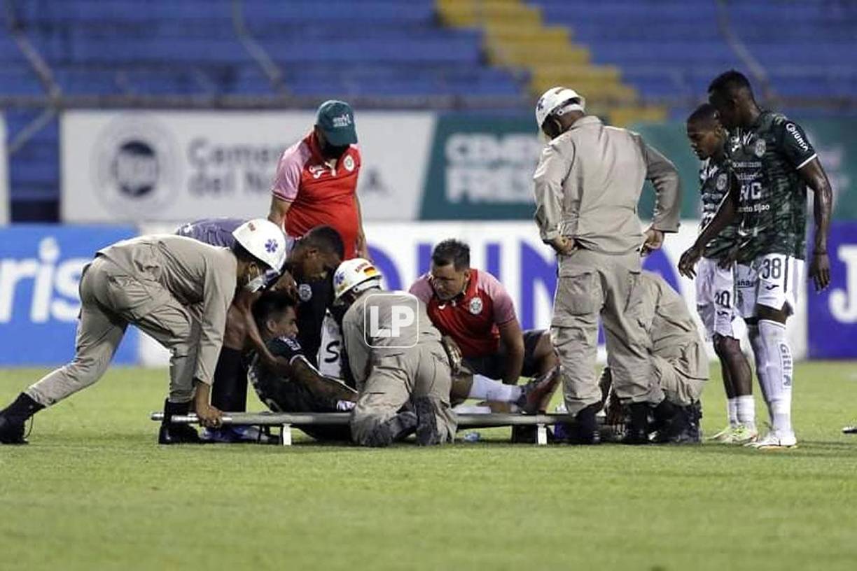 Juan Vieyra tuvo que salir del campo en camilla.