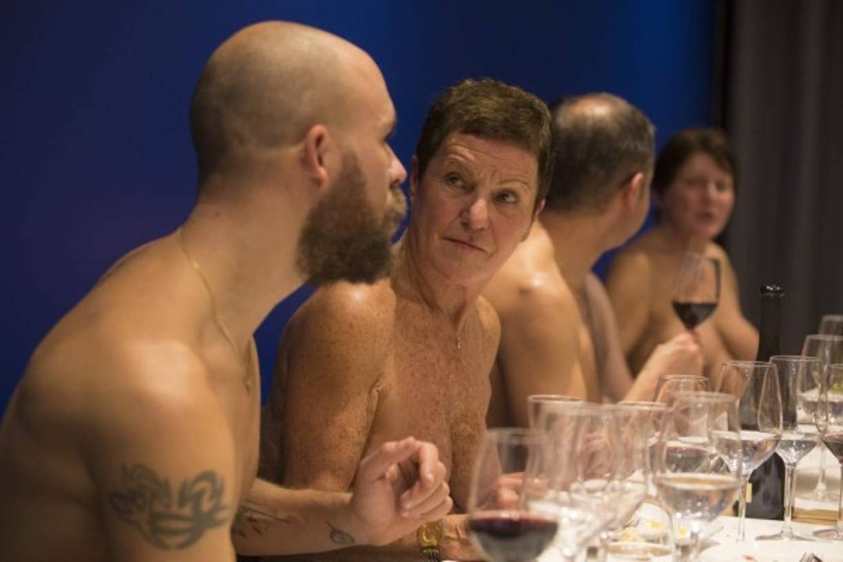 Mientras que muchos en un país acostumbrado a la desnudez pueden encogerse de hombros ante la idea de disfrutar de un plato de ostras, mientras está completamente desnudo, el restaurante ha llamado la atención entre algunos vecinos que notan que está al lado de una guardería.