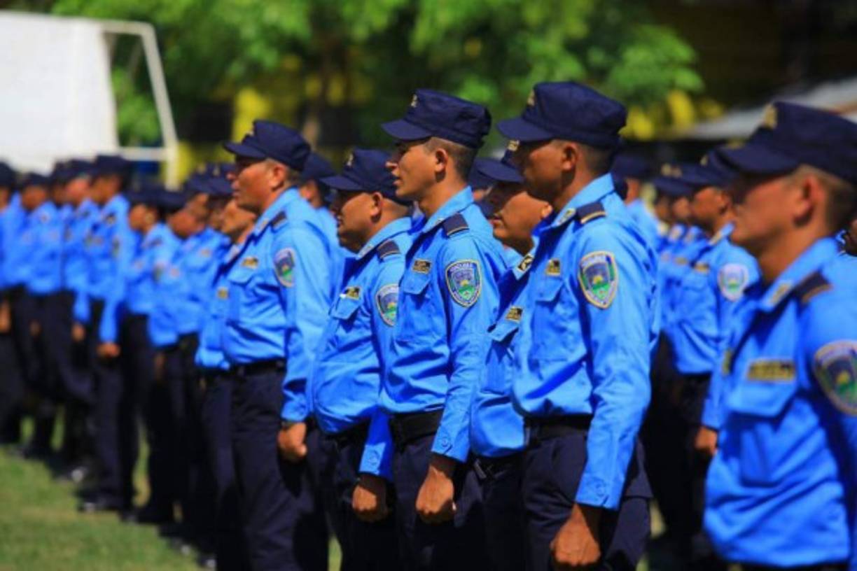 Honduras contratará a 2,700 policías para fortalecer el cuerpo de seguridad en momentos que enfrenta un proceso de depuración de miembros involucrados en el crimen organizado, anunció este jueves el ministro de Seguridad, Julián Pacheco. 'Tenemos aproximadamente 2,700 policías que están formándose' para 'dar un mejor servicio' a la población, reveló el ministro en una rueda de prensa en la que comentó el proceso de depuración de la Policía. La Comisión Especial para la Depuración y Transformación de la Policía Nacional, integrada por el ministro y tres miembros de la sociedad civil, inició en mayo un proceso de evaluación del personal de la institución.