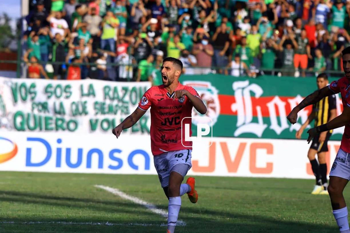 El goleador argentino Lucas Campana celebrando el 1-0 del Marathón contra el Real España.