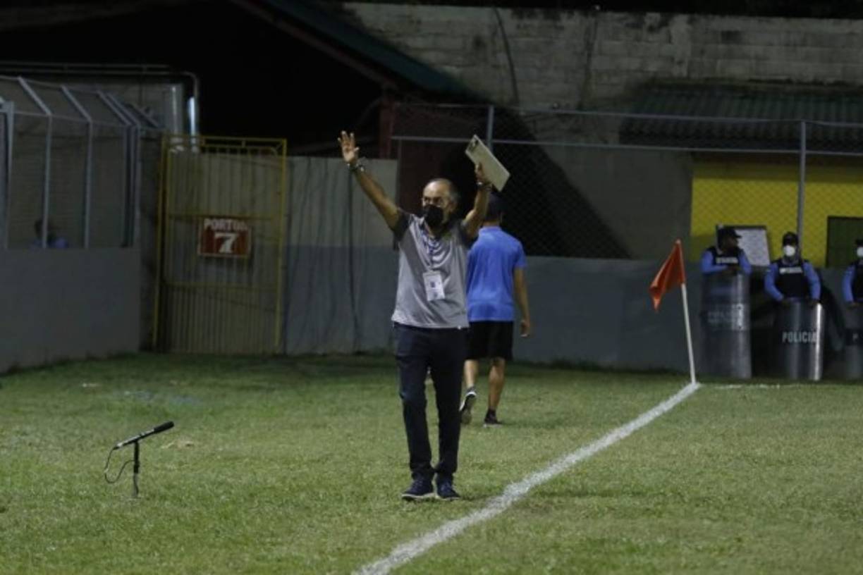 Raúl 'Potro' Gutiérrez, entrenador del Real España, saludando al entrar al campo del estadio Humberto Micheletti.
