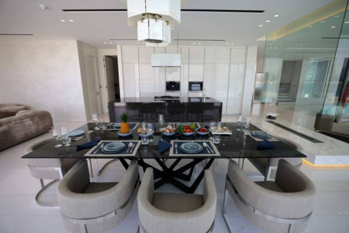 Al contrario de lo que sucede en otros países del Golfo, la economía de Dubái, uno de los siete Emiratos Árabes Unidos, ya no se basa en el petróleo sino en el turismo, comercio, finanzas y bienes raíces, lo que representó en 2019 poco más del 7% de su PIB.