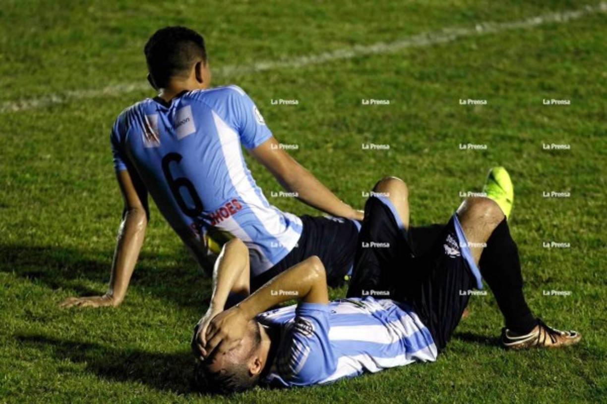 El llanto de apoderó de los jugadores del Broncos del Sur al final del partido.