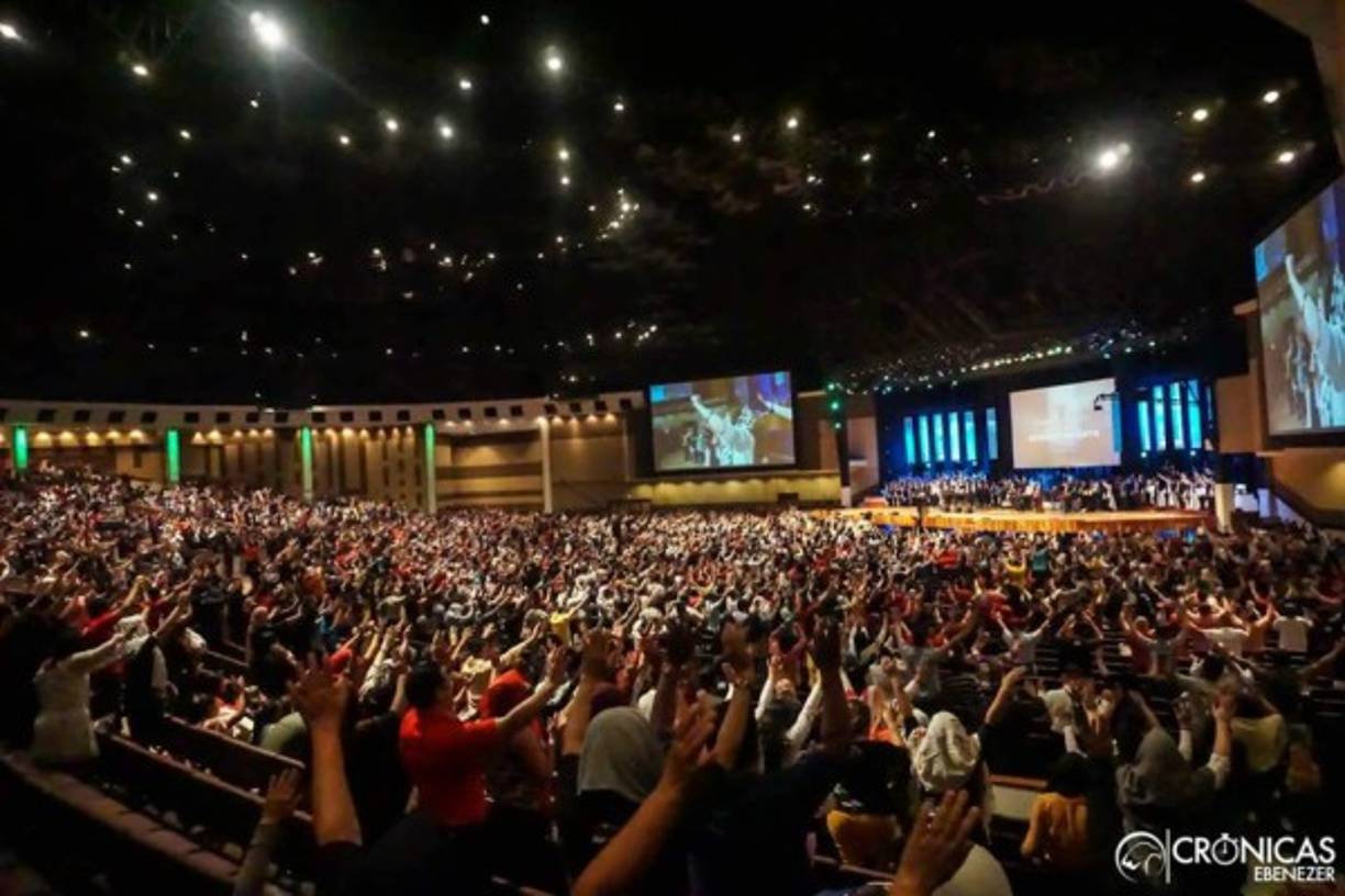 Alrededor de 15,000 personas participaron este fin año, como en otras ocasiones, en la masiva vigilia que realiza la Iglesia Ebenezer de Honduras en San Pedro Sula.