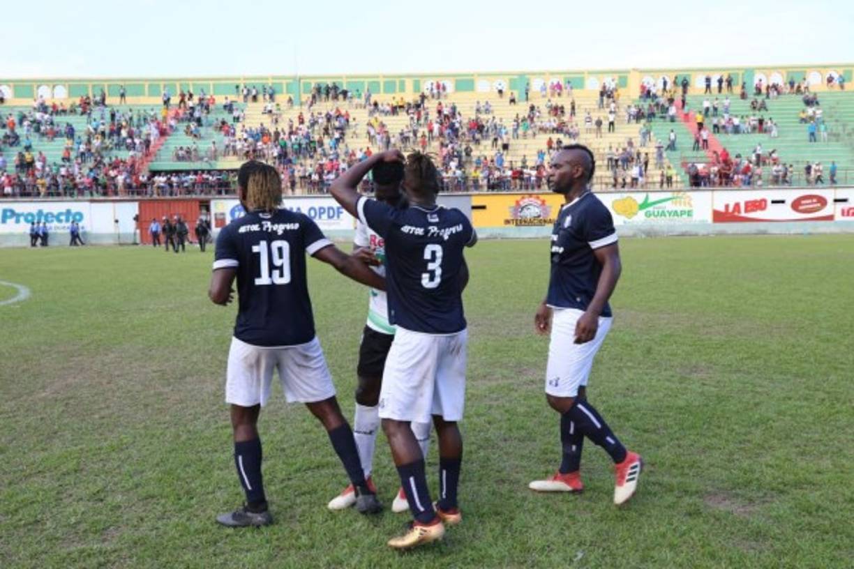 Saludo entre los jugadores del Juticalpa y Honduras Progreso al final del partido.