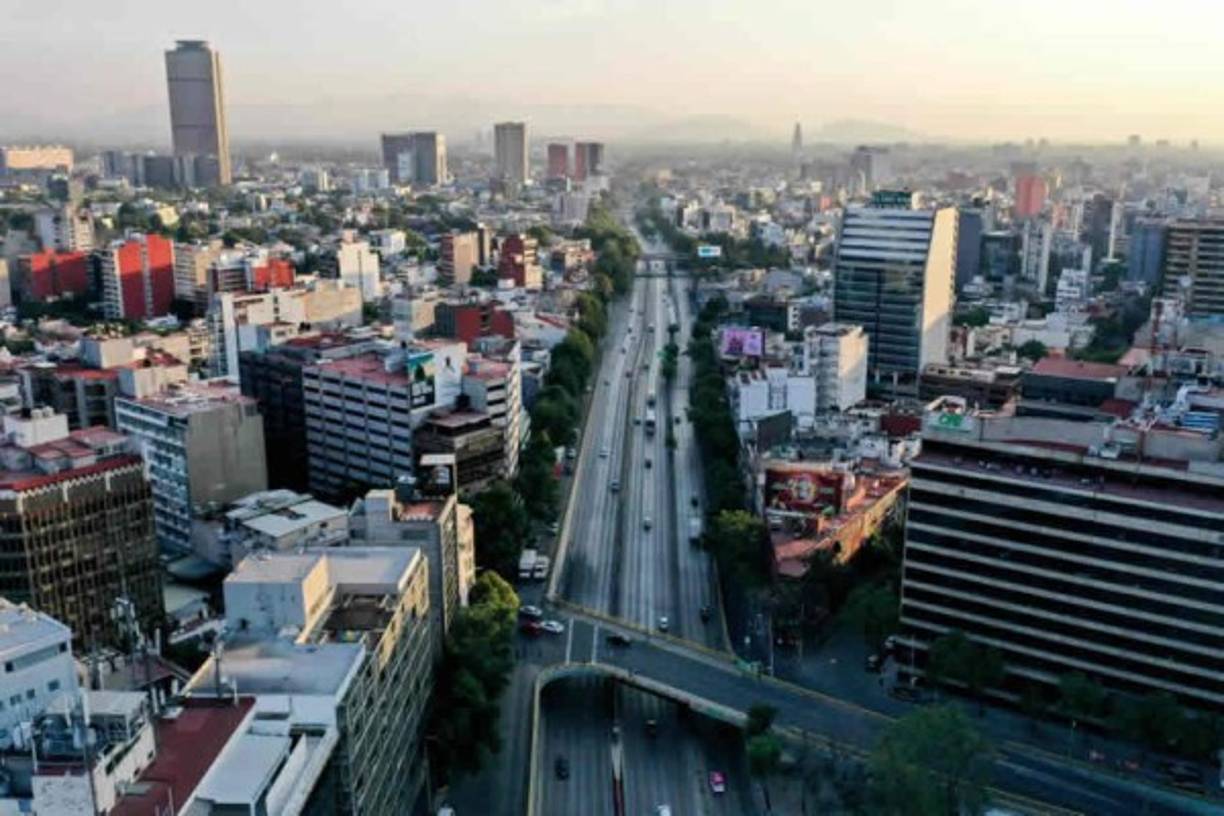 Vista aérea de poco tráfico hoy a lo largo de la autopista Circuito Interior en la Ciudad de México.<br/><br/>