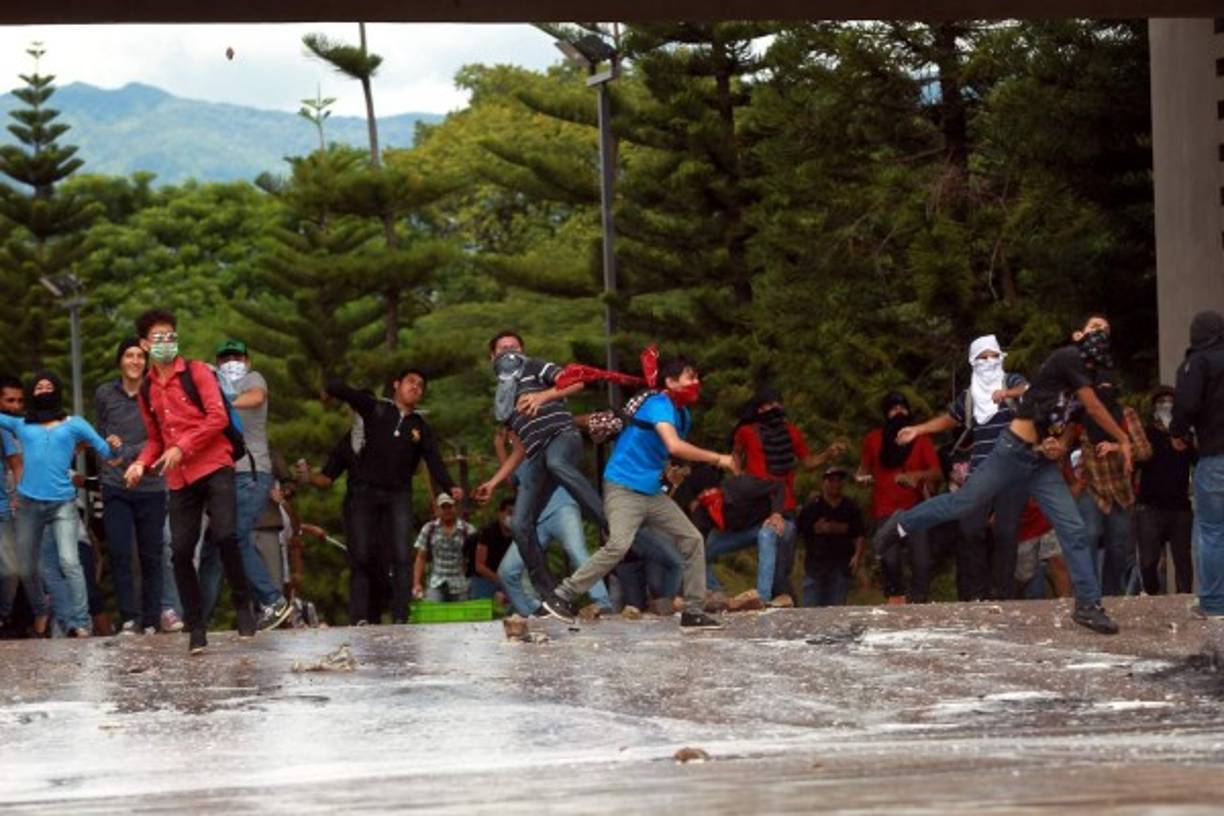 El portavoz de la Policía Nacional, subcomisionado Leonel Sauceda, dijo que los manifestantes fueron desalojados en diferentes zonas del país “para permitir el derecho a la circulación de la mayoría de los hondureños”.