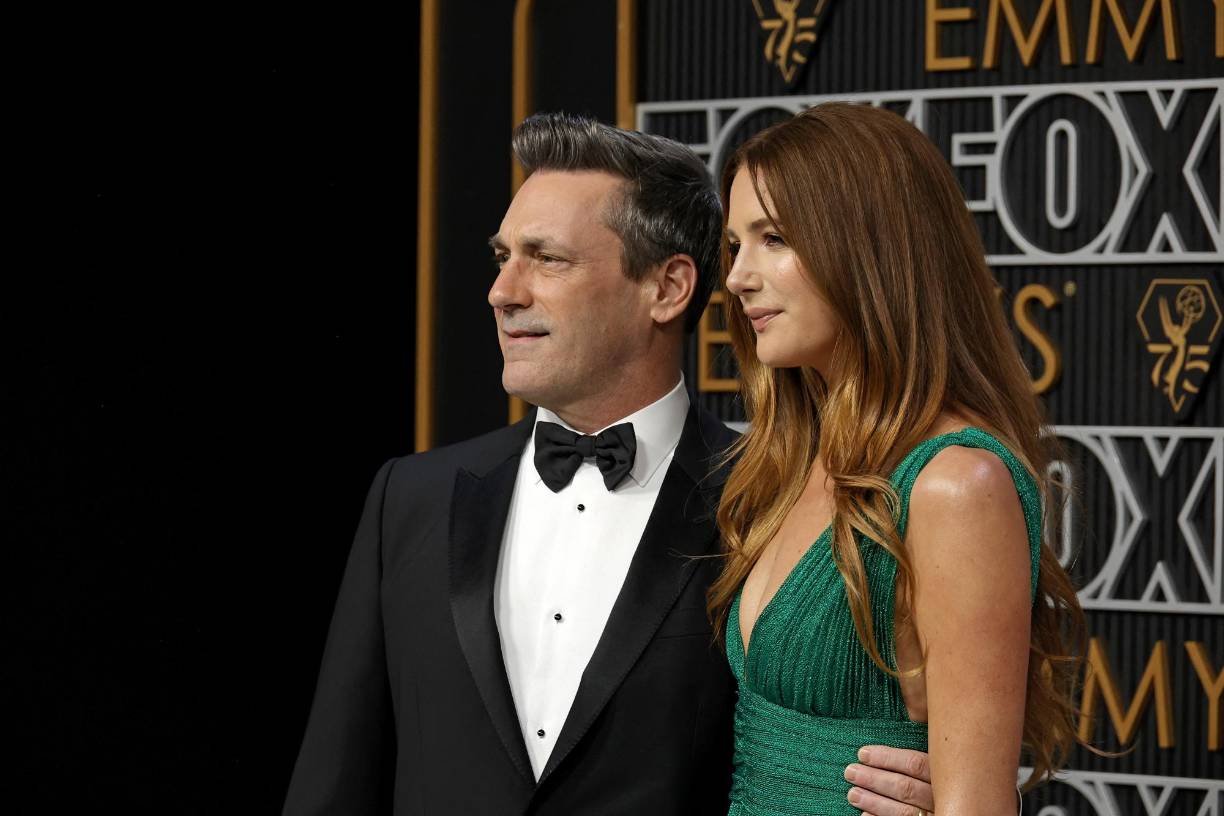  Jon Hamm y Anna Osceola 