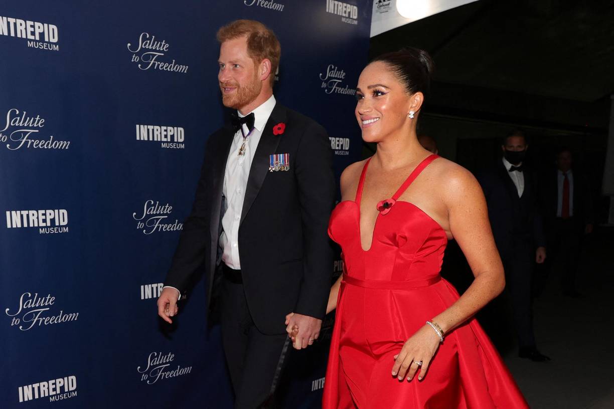 Meghan Markle y el príncipe Harry sorprendieron en la alfombra roja del evento Salute To Freedom Gala at Intrepid Sea-Air-Space Museum, en la ciudad de Nueva York, el miércoles por la noche.
