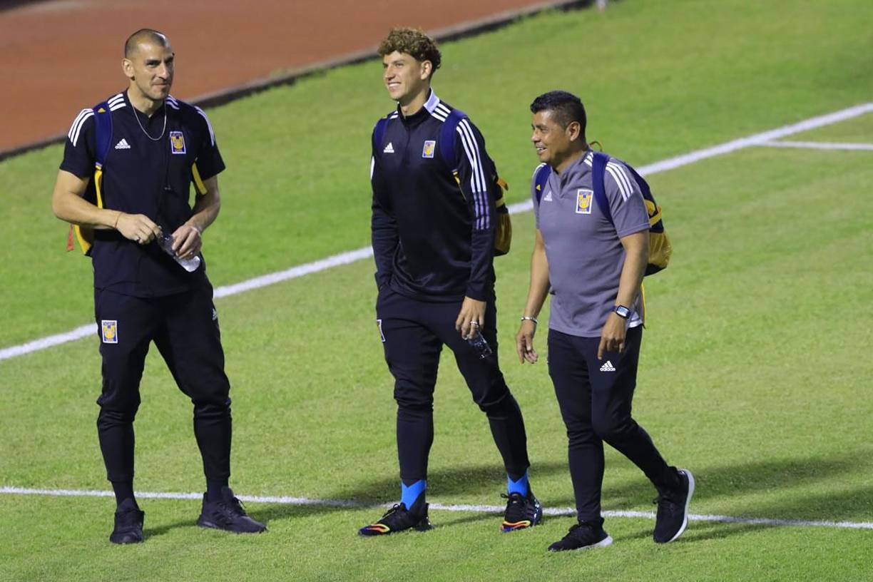 Nahuel Guzmán, Igor Lichnovsky y Marco Antonio Ruiz hicieron un leve reconocimiento del estadio de la cancha del estadio Olímpico.