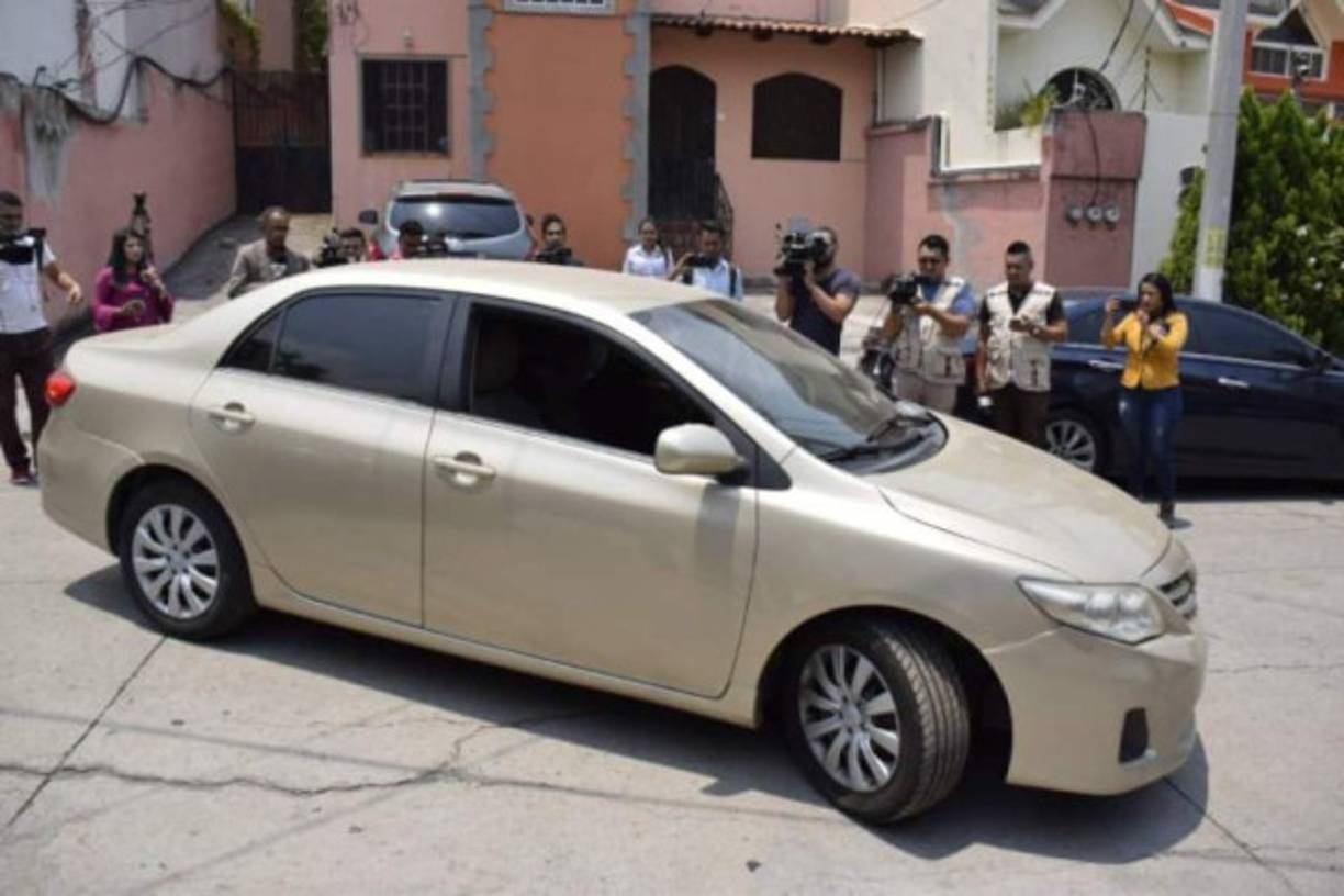 Uno de los vehículos estaba en venta.