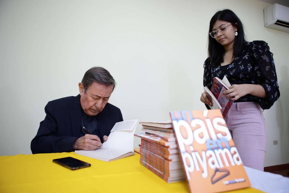 “La pluma de oro”, como también conocen a Renán, firmó varios libros que los presentes adquirieron, con el fin de degustar de la tinta que brota de su inefable talento.