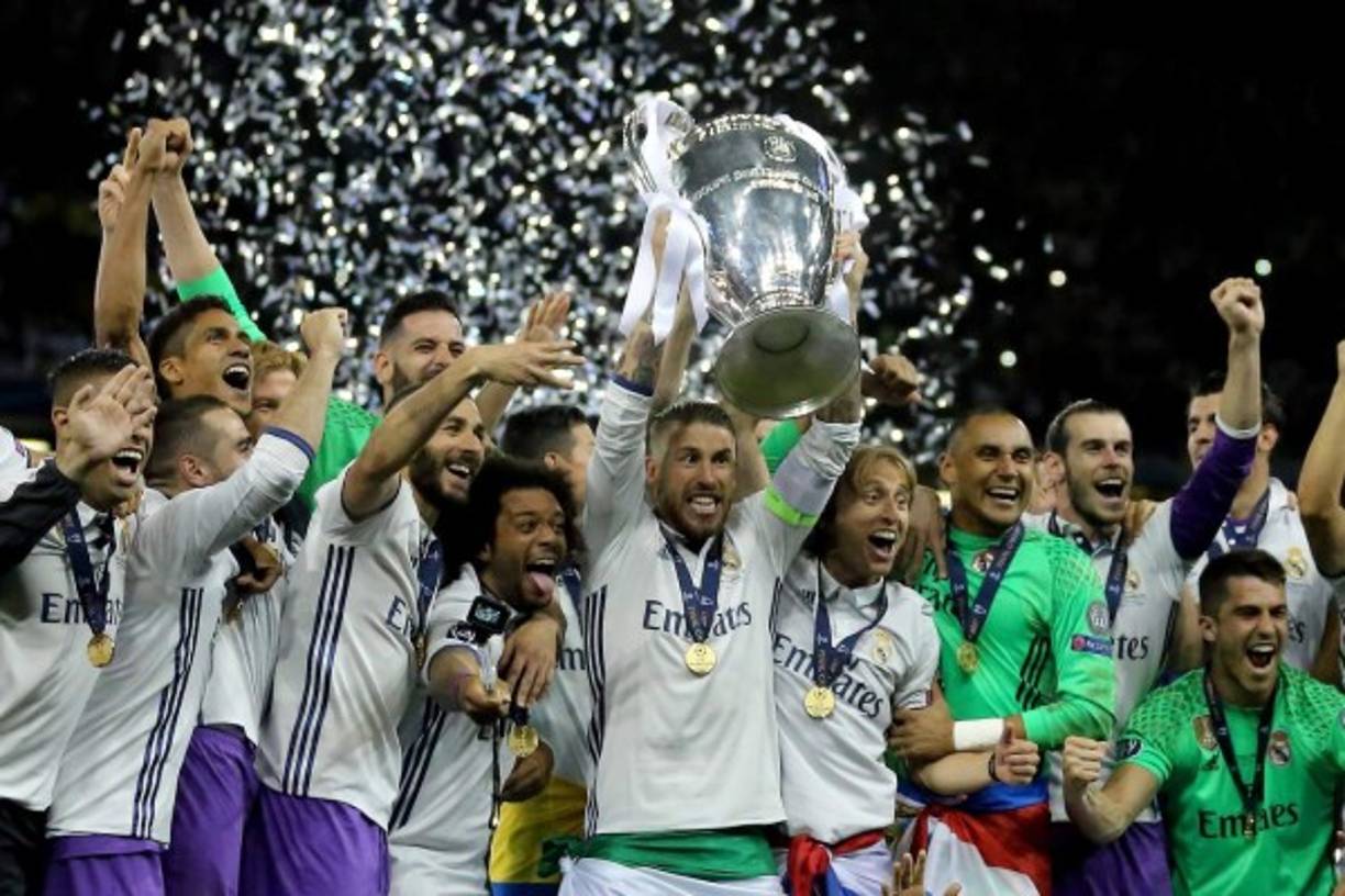 UCLF_2017. Cardiff (United Kingdom), 03/06/2017.- Real Madrid's defender Sergio Ramos lifts the trophy after winning the UEFA Champions League final between Juventus FC and Real Madrid at the National Stadium of Wales in Cardiff, Britain, 03 June 2017. (Liga de Campeones) EFE/EPA/DOMENIC AQUILINA